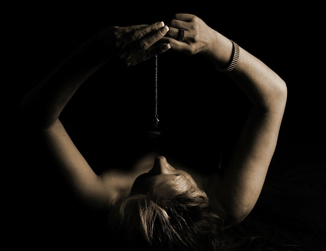 hypnosis-g72e5f5f42_1280 (1).jpg