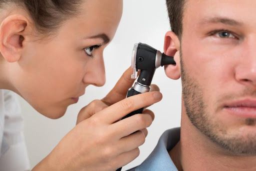 otoscope homme.jpeg
